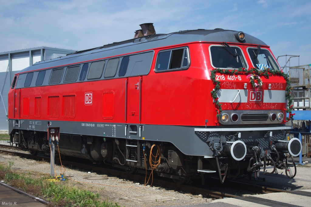 218 401 wurde beim Tag der offenen Tür der Südostbayernbahn auch ausgestellt. 
Sie war auf Hochglanz poliert und festlich geschmückt. 

Aufnahmedatum, -ort: 20.7.2014, Mühldorf(Oberbay)