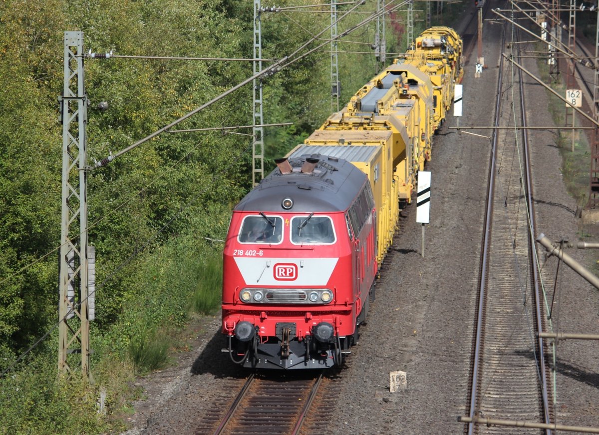 218 402-6 am 03.10.2018 mit Bauzug in Blankenheim, Richtung Bad Hersfeld fahrend.