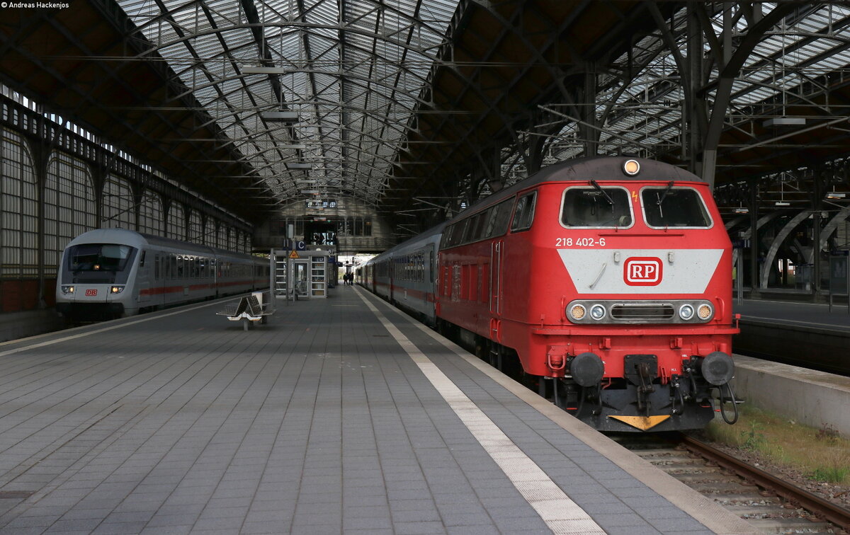 218 402-6 mit dem IC 2415  Lübecker Bucht  (Fehmarn-Burg - Hamburg Hbf) in Lübeck 5.5.22