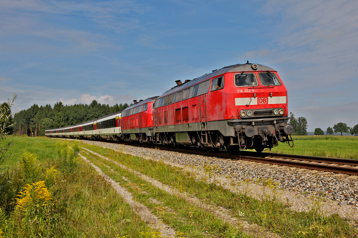 218 402-6 in Traktion mit unbekannter Schwestermaschine ziehen den EC 191 nach München bei Ungerhausen vorbei.Bild vom 8.8.2014