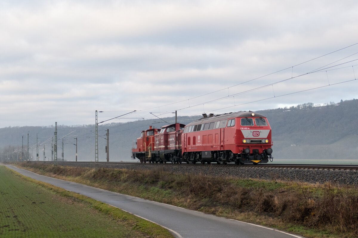 218 402 ist am 10.12.2021 mit 213 334 und 363 121 nahe Schulpforte unterwegs.