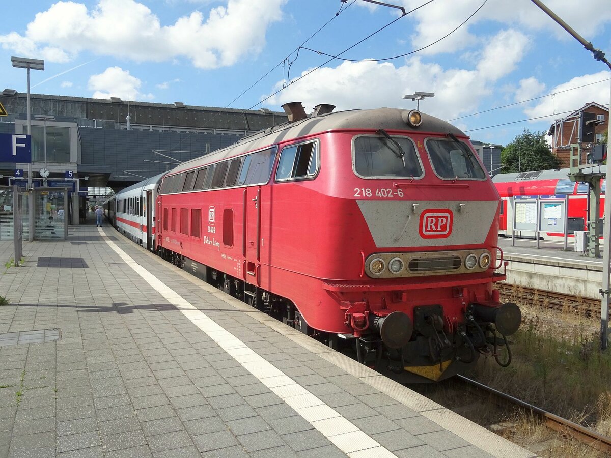 218 402 'Pidder Lüng' von Railsystems RP mit IC 2416 am 25.08.2022 in Lübeck Hbf.