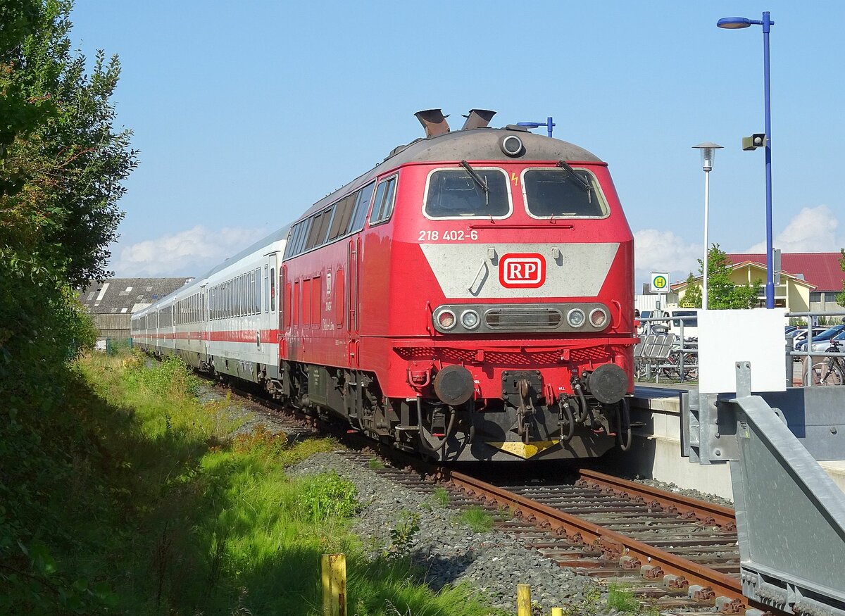 218 402 'Pidder Lüng' von Railsystems RP am 25.08.2022 mit IC 2415/2416 in Burg/Fehmarn.