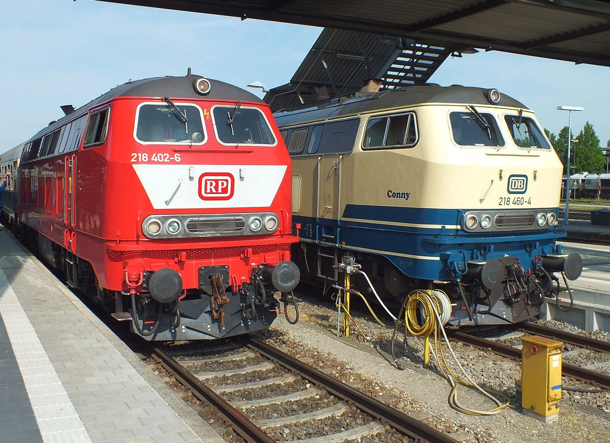 218 402 der 'Railsystems RP' und 218 460 'Conny' der Westfrankenbahn am 25.05.19 in Mühldorf.