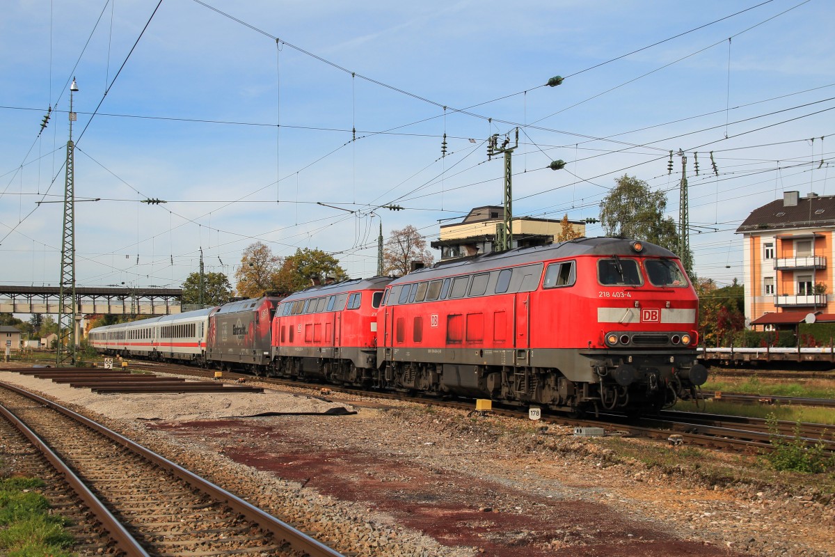 218 403 + 218 426 + 101 110  Eintracht Frankfurt  mit dem EC 217 am 20. Oktober 2013 bei der Einfahrt in Freilassing.