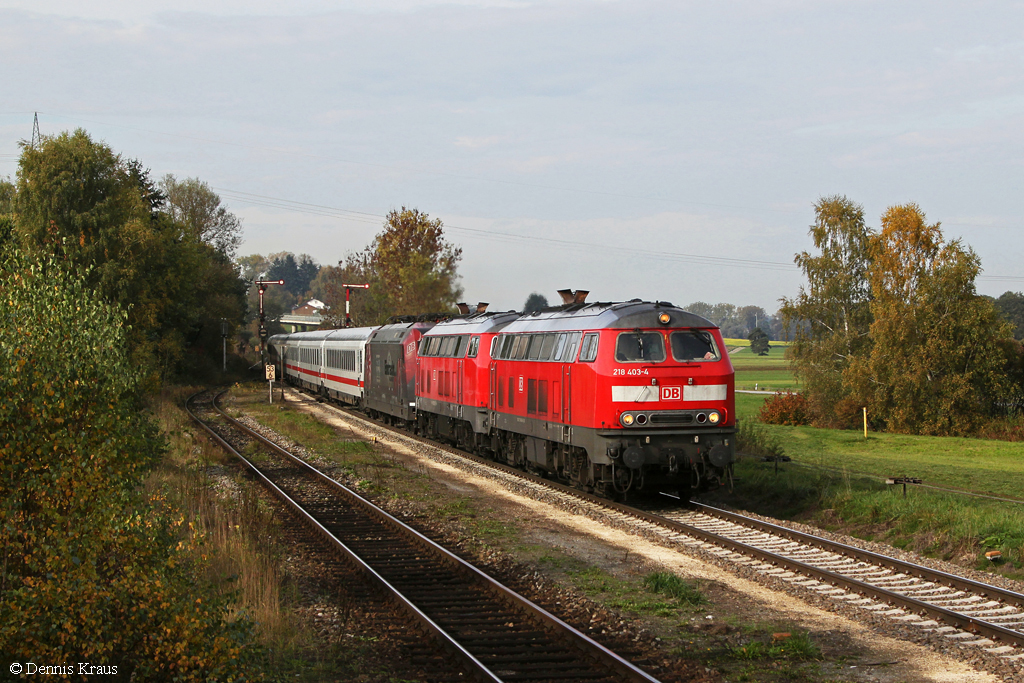 218 403 + 218 426 + 101 110 mit dem umgeleiteten EC 217 am 20.10.2013 in Schwindegg.