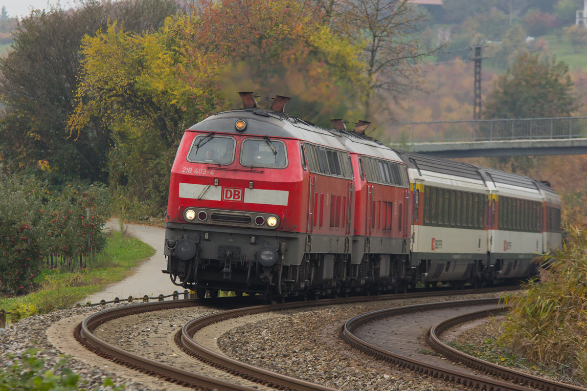 218 403-1 zieht ihren Eurocity den Lindauer Berg hoch gen Allgäu. 1.111.16