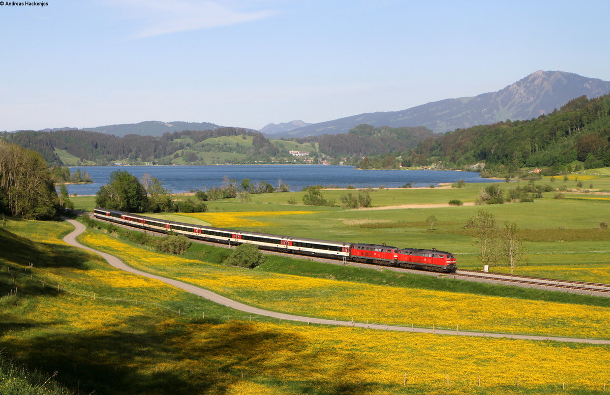 218 403-4 und 218 416-6 mit dem EC 192 (München Hbf-Basel SBB) bei Ratholz 8.5.18