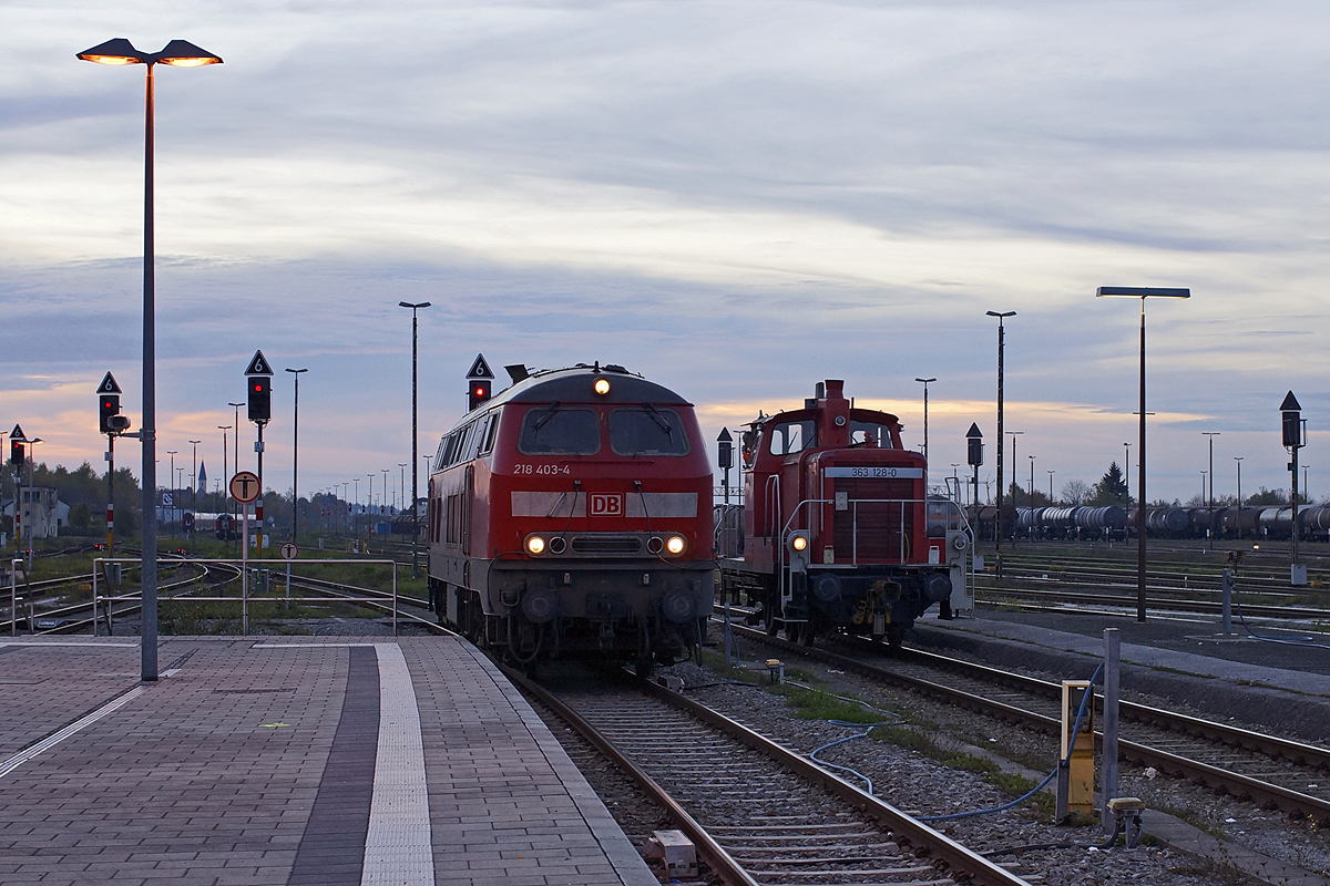 218 403-4 und 363 128-0 am westlichen Bahnsteigende des Bahnhofs Mühldorf am Abend des 25.10.2013

218 403-4
Hersteller: Krupp
Fabriknummer: 5369
Indienststellung: 04.05.1976
Erst-Bw: Kempten
ursprüngl. Fahrzeugnr.: 218 403-4
Fahrzeugnr. z.Z.d. Aufnahme: 92 80 1218 403-4 D-DB
Betreibernr. z.Z.d. Aufnahme: 218 403-4
Radsatzfolge: B'B'
Vmax (km/h): 140
Dauerleistung (kW): 1.840
Kraftübertragung: hydraulich
Dienstmasse (t): 80
Radsatzfahrmasse max. (t): 20
LüP (mm): 16.400

363 128-0
Hersteller: MaK
Fabriknummer: 600443
Indienststellung: 07.08.1963
Erst-Bw: Regensburg
ursprüngl. Fahrzeugnr.: V 60 1128
Umzeichnungen: 01.01.1968 (261 128-3), 01.10.1987 (361 128-2), 01.01.1988 (365 128-8), 08.12.2004 (363 128-0)
Fahrzeugnr. z.Z.d. Aufnahme: 98 80 3363 128-0 D-DB
Betreibernr. z.Z.d. Aufnahme: 363 128-0
Radsatzfolge: C
Vmax (km/h): 60
Dauerleistung (kW): 480
Kraftübertragung: hydraulich
Dienstmasse (t): 53
Radsatzfahrmasse max. (t): 18
LüP (mm): 10.450