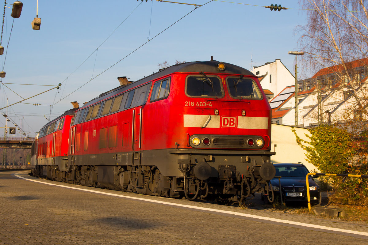 218 403-4 bei der Einfahrt mit dem EC aus München in Lindau. 4.12.16