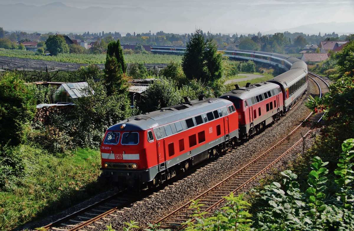 218 403-4 u. 218 421-6 ziehen gemeinsam am 26.09.14 den EC 195 von Zürich nach München bei Bodolz.