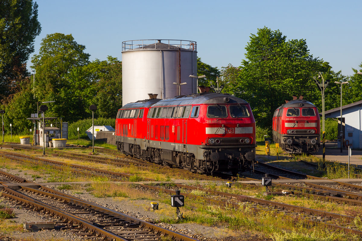 218 403-4 wartet in der Abstellung in Lindau Hbf. 27.5.17