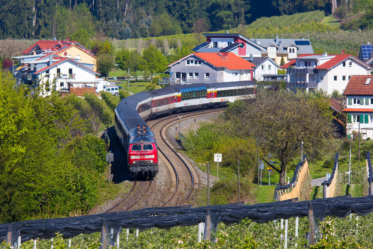 218 403-4 zieht mit ihrer Schwesterlok den EC 196 aus der Bodolzer Kurve in Richtung Lindau Hbf. 30.4.17