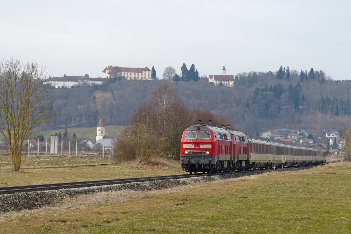218 403 und 433 mit EC 194 München-Zürich am 22.3.18 vor Schloss Zeil bei Leutkirch