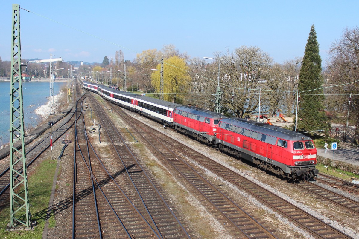 218 403 mit 218 428 mit dem EC 194 aus München Hauptbahnhof bei der Einfahrt in Lindau Hauptbahnhof (L), hier findet ein Lok und Richtungswechsel nach Zürich statt; am 28.03.2014