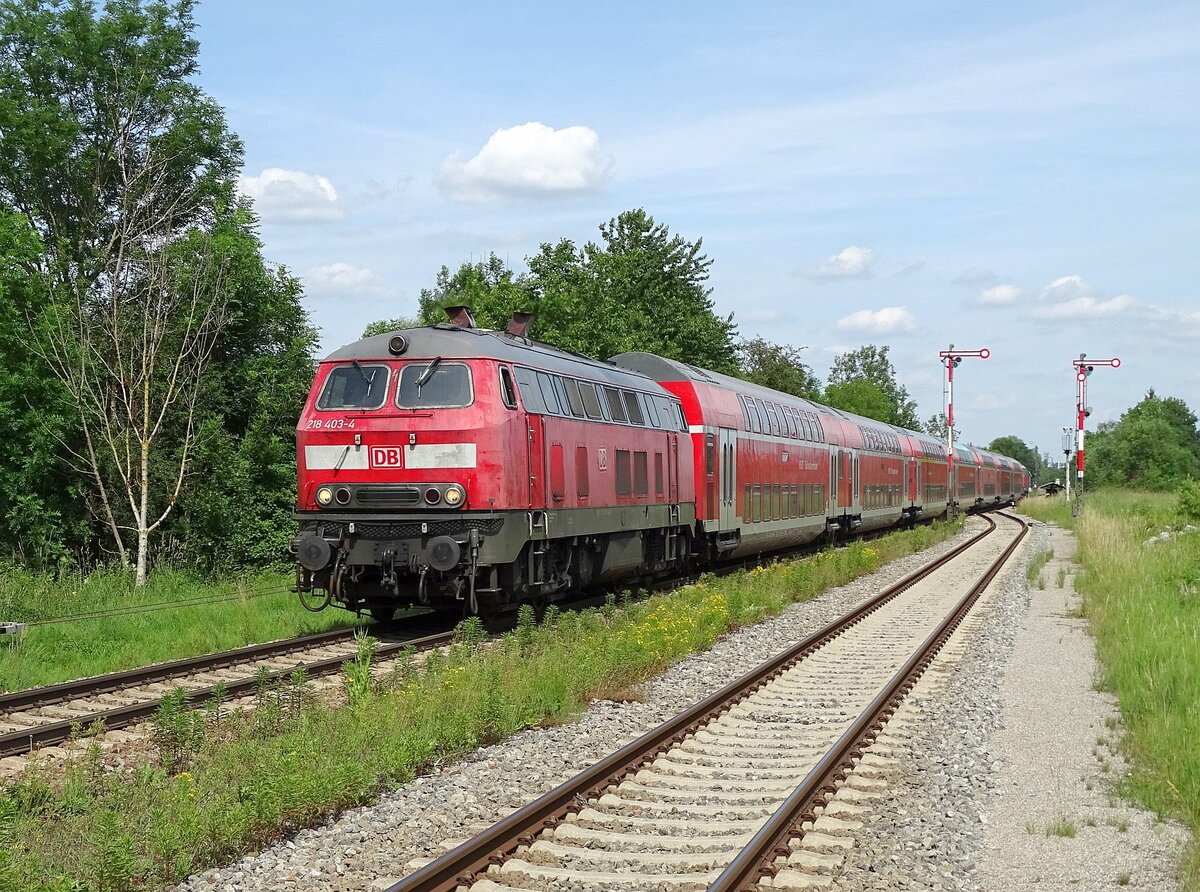 218 403 mit RB 27046 am 17.06.2022 bei der Einfahrt in den Bahnhof Schwindegg