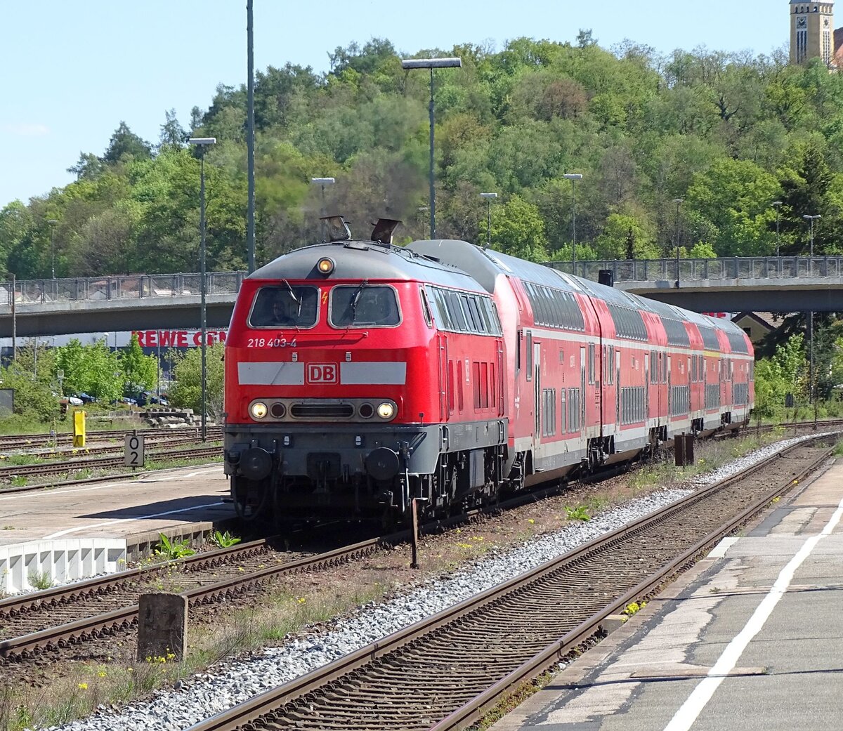 218 403 mit RE2 am 27.04.24 aus Regensburg bei der Einfahrt in Schwandorf.