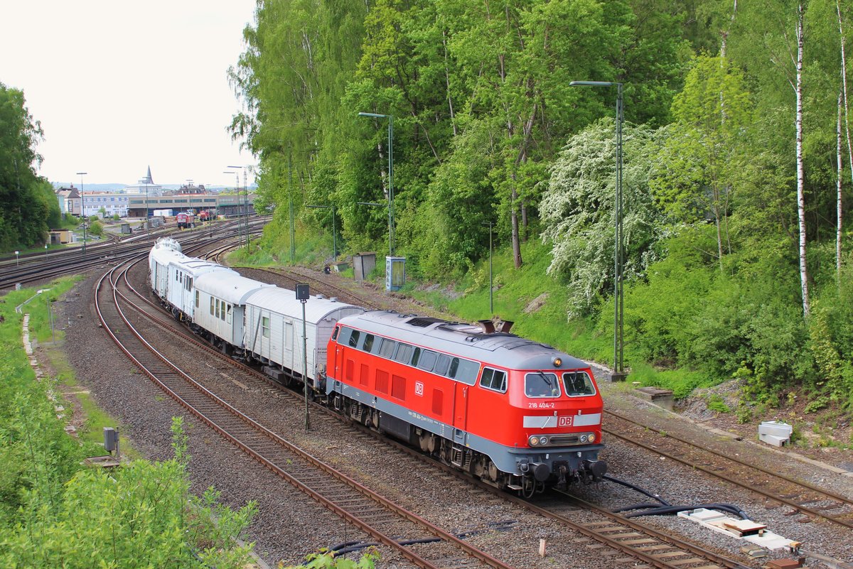 218 404-2 mit einem Unkrautbekämpfungszug zu sehen am 22.05.17 in Marktredwitz.
