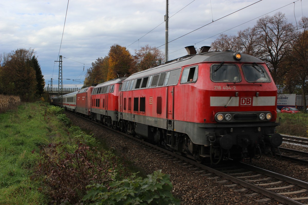 218 404-2, eine unbekannte 218 und eine unbekannte 101 im Umleiterverkehr unterwegs. Aufgenommen am 27.10.2013 in München - Riem