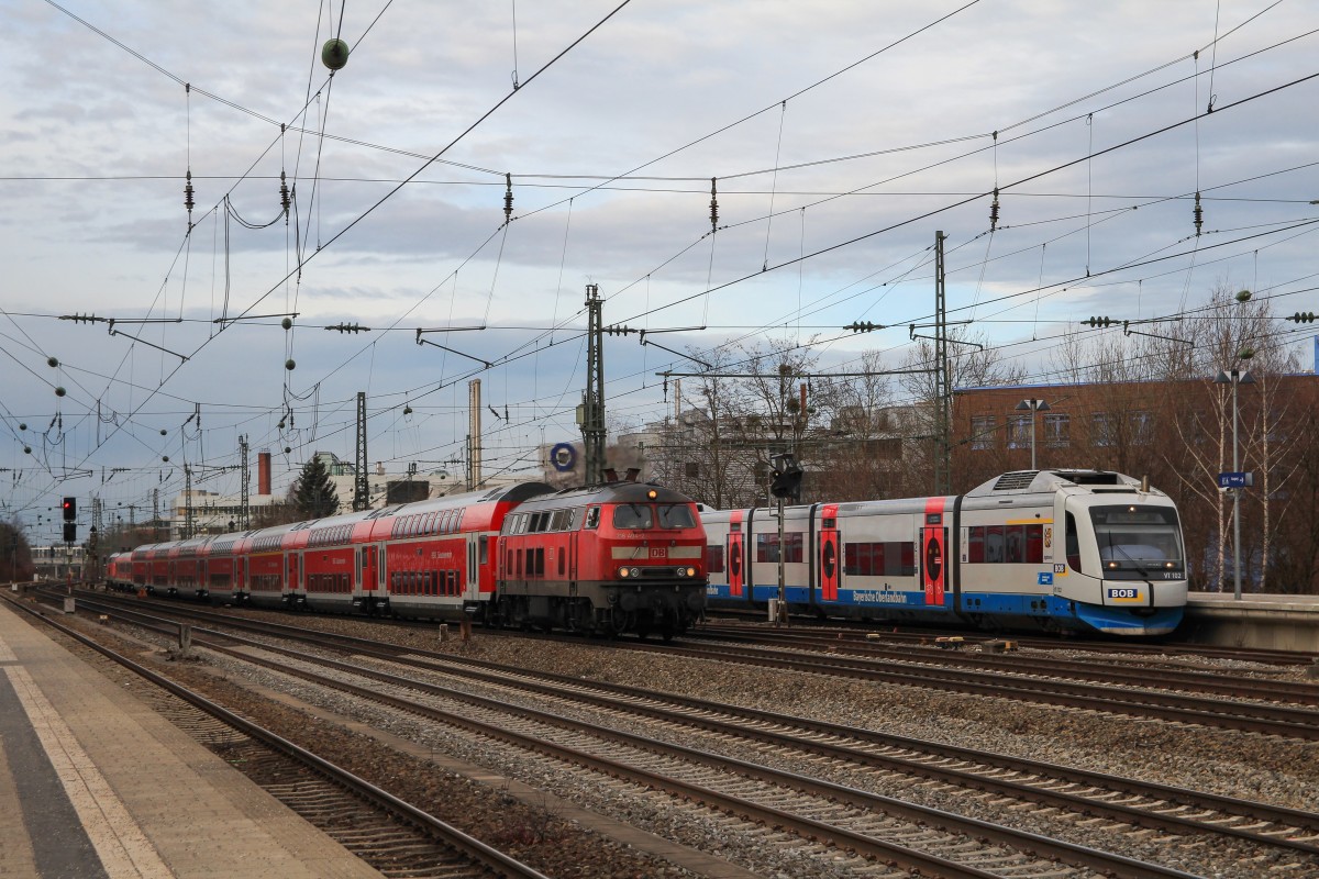 218 404-2 und VT 102 der Bayerischen Oberlandbahn am 3. Januar 2014 am Heimeranplatz.