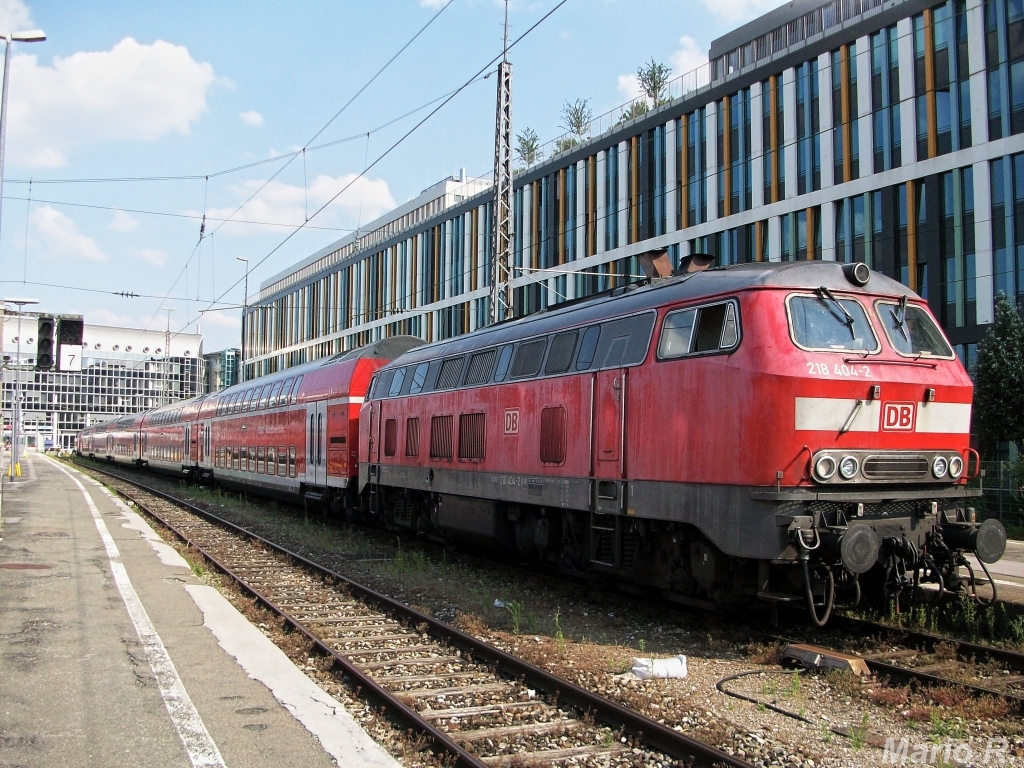 218 404 an einer RB nach Mühldorf, am 10.Juli 2013 am Münchner Hauptbahnhof.
Hinten steht 218 405 noch da.