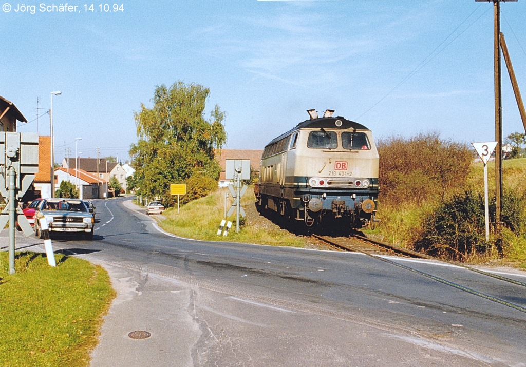 218 404 erreichte auf der Rückfahrt nach Bamberg am 14.10.94 den Bahnübergang der Staatsstraße am östlichen Schlüsselfelder Stadtrand. 