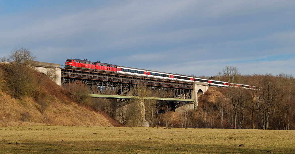 218 405 und 418 mit EC 194 auf Lechbrücke Kaufering (06.01.2014)