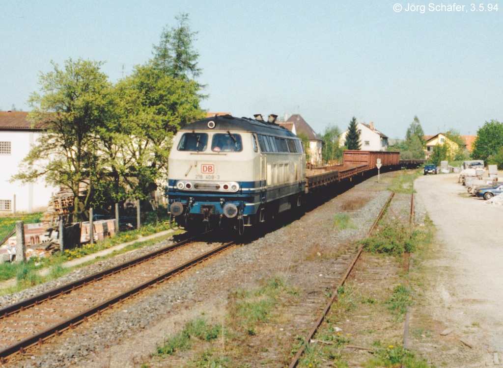 218 408 fuhr am 3.5.94 durch den Bahnhof Burghaslach zurück nach Bamberg. Das Anschlussgleis lag noch, wurde aber nicht mehr genutzt.