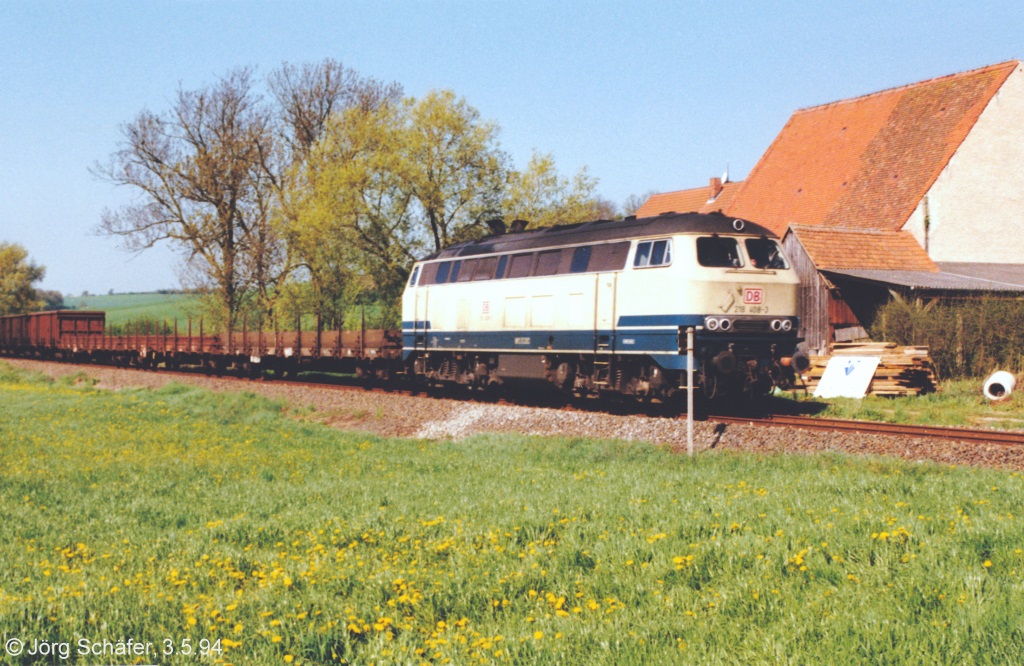 218 408 fuhr am 3.5.94  mit der zulässigen Höchstgeschwindigkeit von 50 km/h an Oberndorf vorbei nach Bamberg.