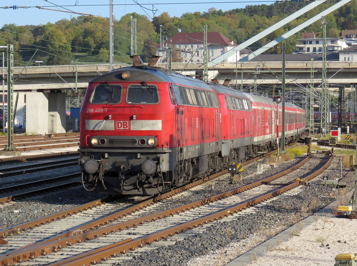 218 409 + 218 bei der Bereitstellung des RE 3248 'Radexpress' nach Friedrichshafen Stadt am 30.09.18 in Ulm Hbf.
