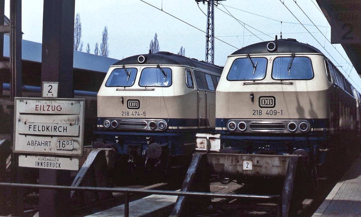 218 409-1 und 218 474-5 im April 1982 im Lindauer Hauptbahnhof