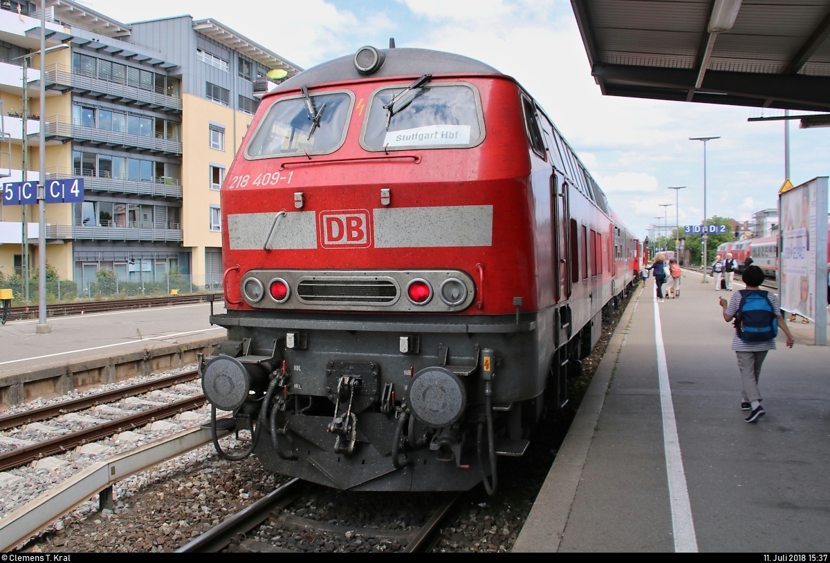 218 409-1 der DB ZugBus Regionalverkehr Alb-Bodensee GmbH (RAB) (DB Regio Baden-Württemberg) als RE 4226 bzw. IRE 4226 von Lindau Hbf nach Stuttgart Hbf steht im Bahnhof Friedrichshafen Stadt auf Gleis 3.
[11.7.2018 | 15:37 Uhr]