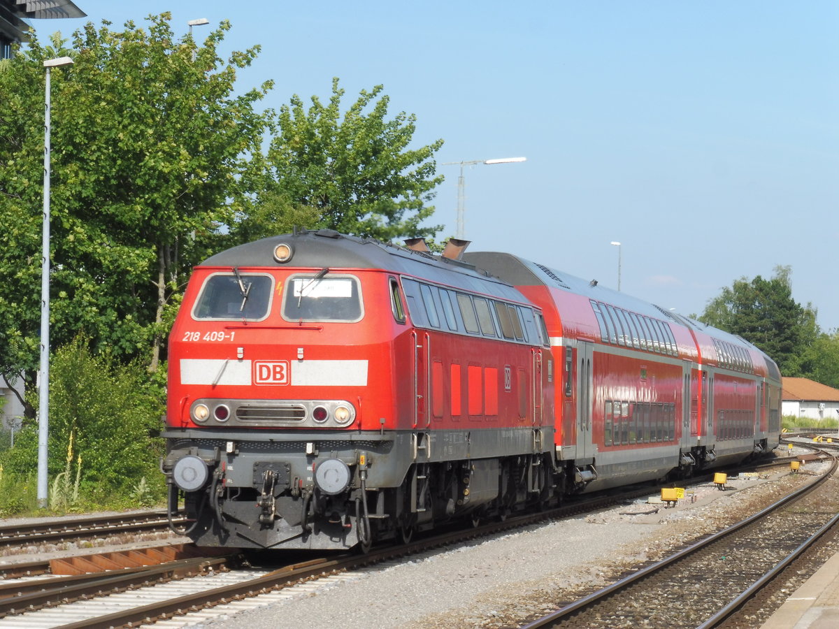 218 409 eilt mit 4 Doppelstockwagen als RE/IRE Lindau Hbf -> Stuttgart Hbf in den Bahnhof Friedrichshafen Stadt, im Juni 2018.