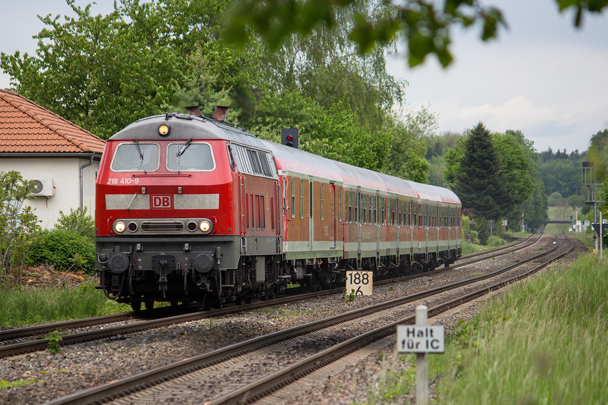 218 410-9 zieht den IRE 4223 nach Friedrichshafen und erreicht in kürze Meckenbeuren. 
11.05.2014