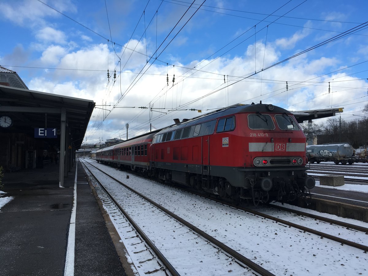 218 410 mit einem RE nach Neustadt (Schwarzw) am 9.12.17 in Villingen (Schwarzwald).