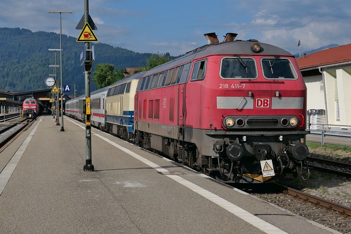 218 411-7 und 218 446-3 mit den Wagen des IC 2084  Nebelhorn  nach Hannover am 12.08.2022 im Bahnhof von Oberstdorf