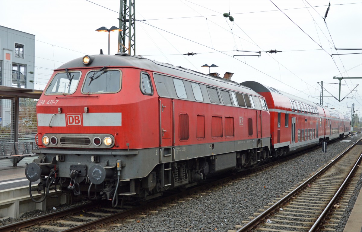 218 411-7 (DB Regio AG, Region Sdwest) im Nahverkehr in Richtung der Rheinhessenbahn (Worms Hbf – Alzey – Bingen (Rhein) Stadt, KBS 662); 22.11.2013