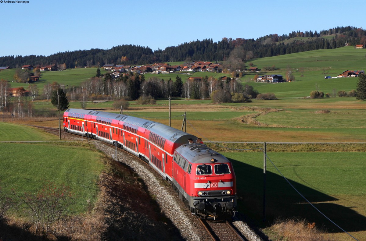 218 411-7 mit dem RE 57508 (München Hbf Gl.27-36-Füssen) bei Hopfen am See 1.11.15