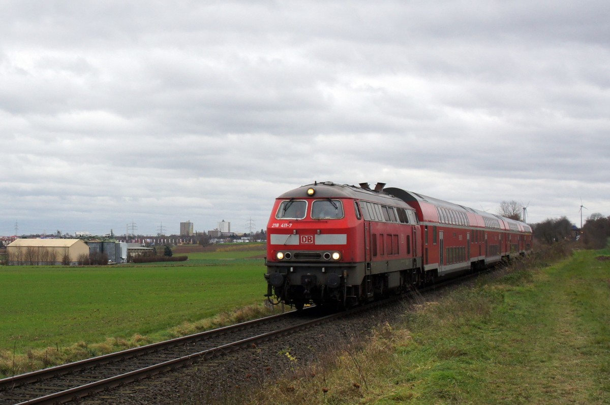 218 411 (DB Regio AG, Region Südwest) als RE 12049 von Worms Hbf nach Mainz Hbf. (Aufnahmeort: Mainz-Bretzenheim, 12. Dezember 2014)