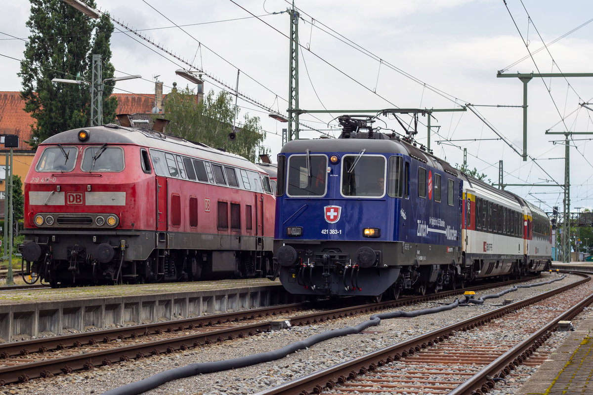 218 413-0 und 421 383-1 mit den Eurocitys 195/194 in Lindau Hbf. 11.07.20