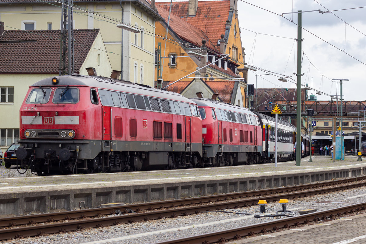 218 413-0 mit 218 416-0 am EC 195 in Lindau Hbf. 11.07.20