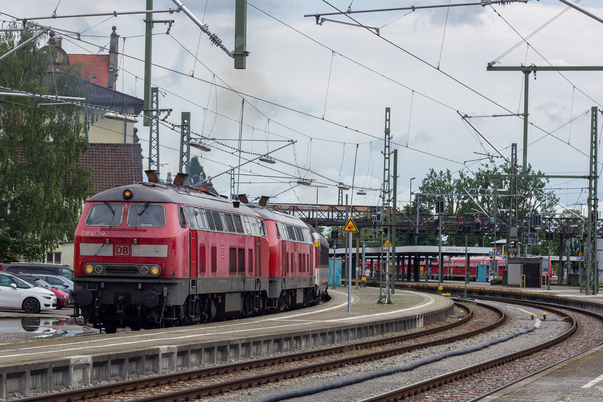 218 413-0 mit 218 416-0 am EC 195 in Lindau Hbf. 11.07.20
