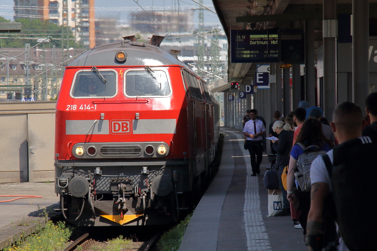 218 414 und 218 415 leisten am 25.06.2024 Vorspann am IC 2012, hier bei der Einfahrt in Stuttgart Hbf. Ohne Vorspann geht es dann weiter in Richtung Dortmund.