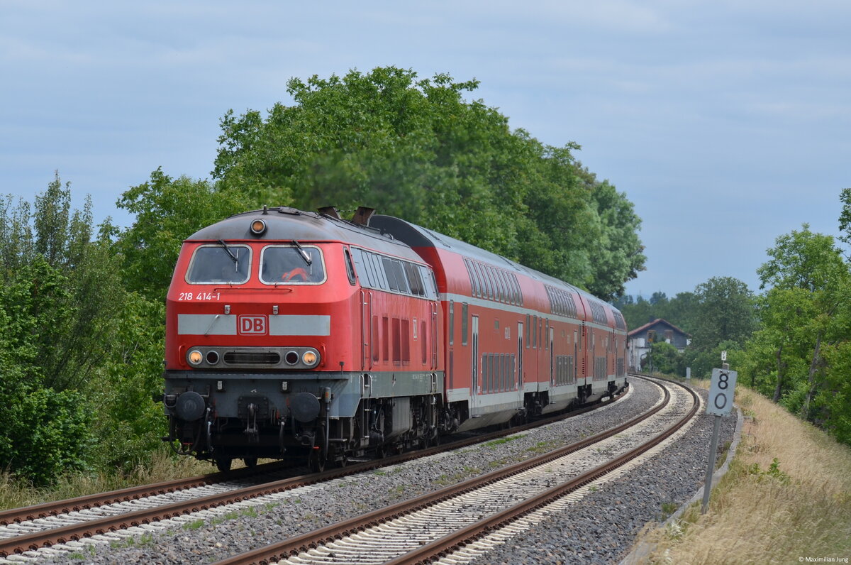 218 414 konnte am 30.4.2014 mit ihrer RB Worms-Mainz am Ortsausgang von Pfeddersheim fotographisch festgehalten werden. 