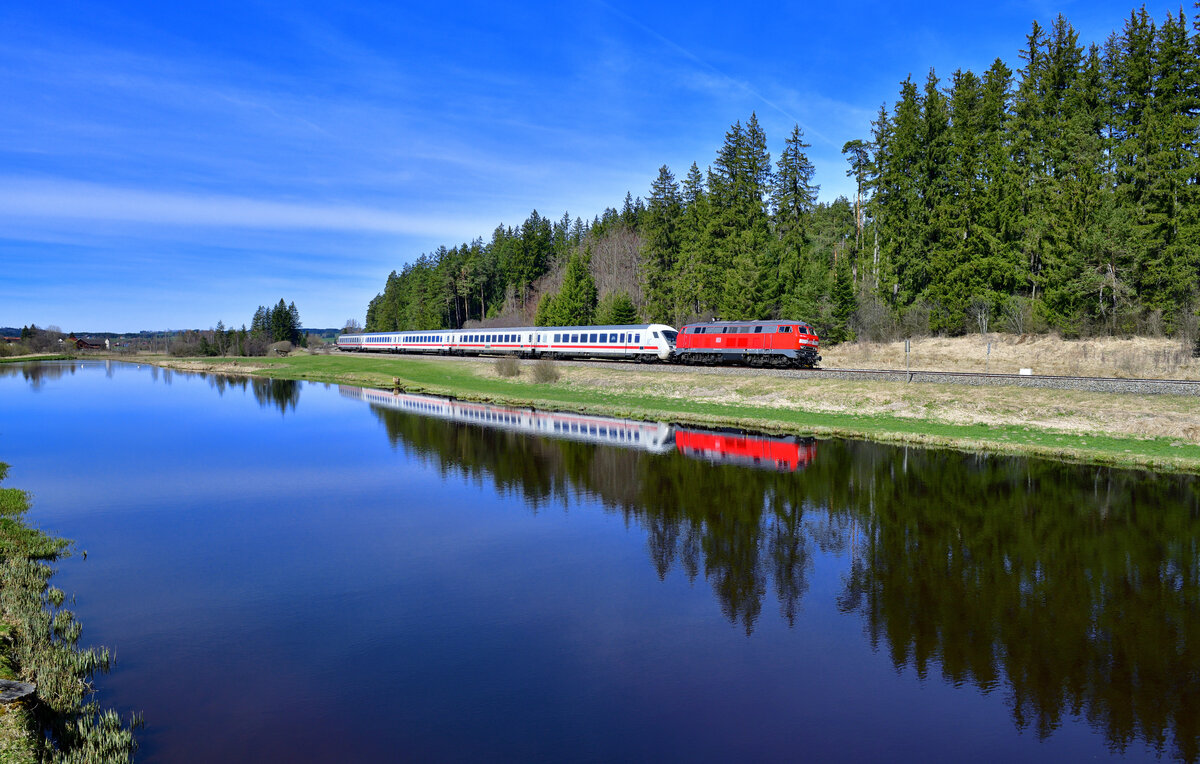 218 414 mit IC 2084 am 20.03.2024 bei Ruderatshofen.
