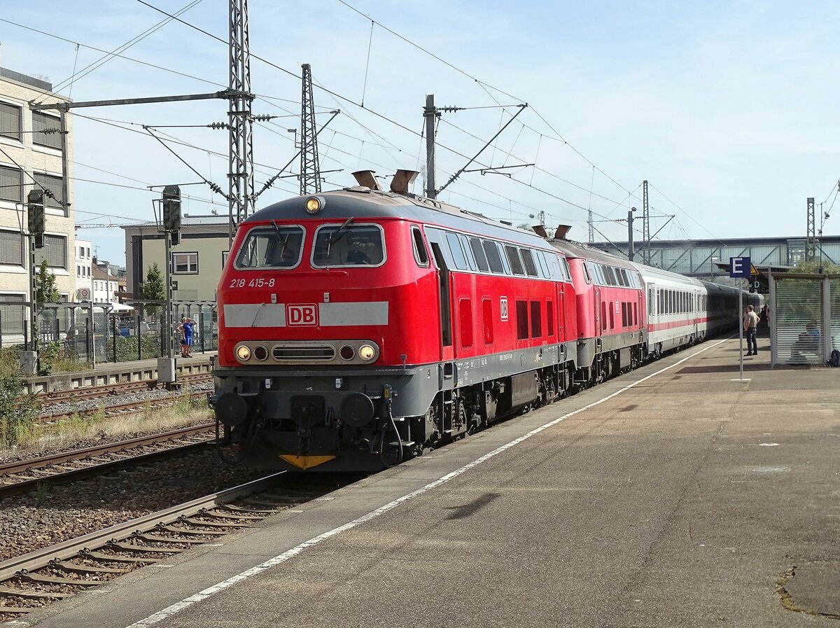 218 415 und 218 429 mit IC 'Allgäu' am 17.09.23 bei der Durchfahrt in Göppingen Richtung Stuttgart.