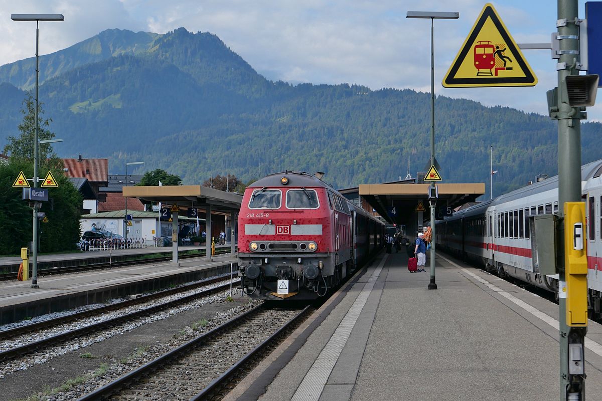 218 415-8 mit den Wagen des IC 2012, Oberstdorf - Bochum, am 12.08.2022 im Bahnhof von Oberstdorf