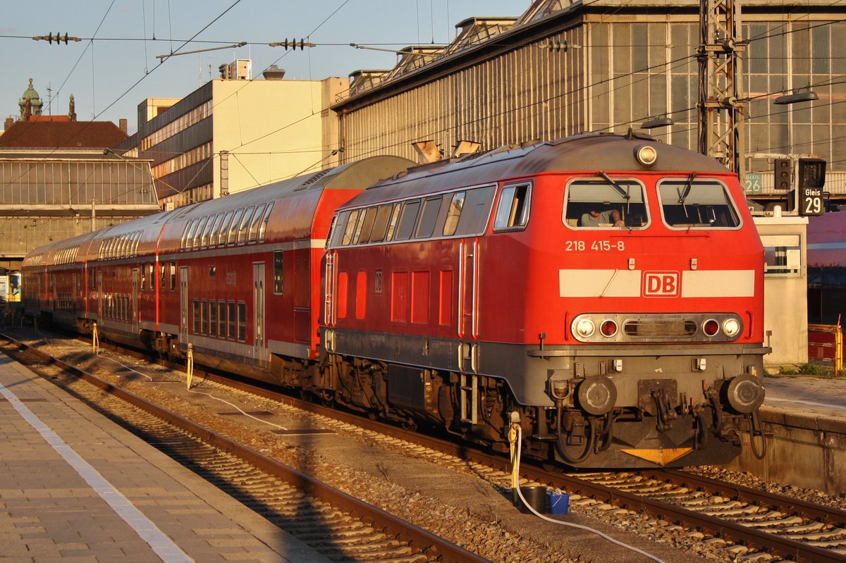 218 415-8 wartet am 13.8.2017 mit dem RE57516 nach Füssen im Münchener Hauptbahnhof auf Abfahrt.