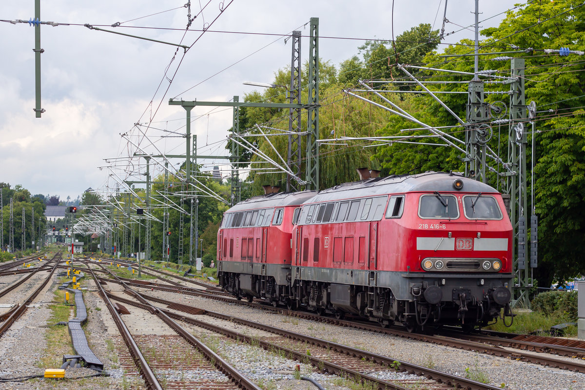 218 416-0 mit 218 413-0 in Lindau Hbf. 11.07.20