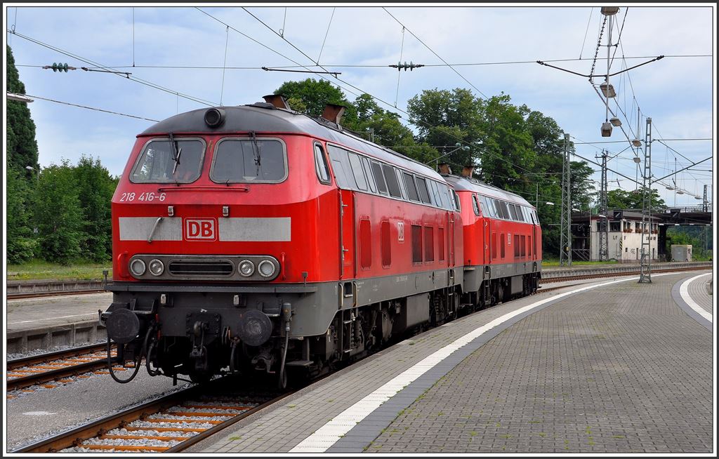 218 416-6 und 218 401-8 übernehmen in Lindau Hbf den EC 191. (29.06.2015)
